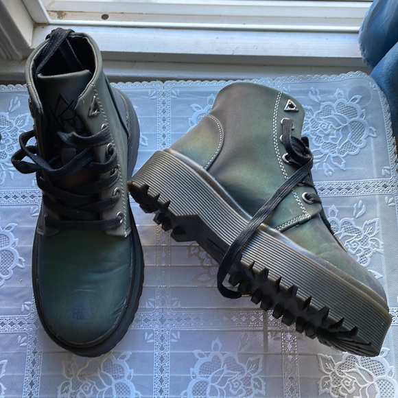 Dolls kill YRU Slayr reflective boots - Picture 5 of 6